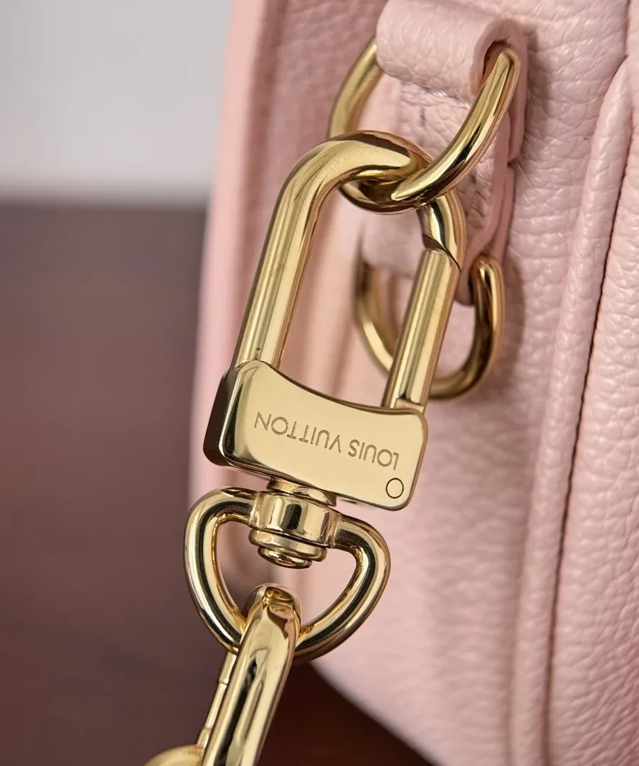 Золотистый карабин плечевого ремня с гравировкой Louis Vuitton