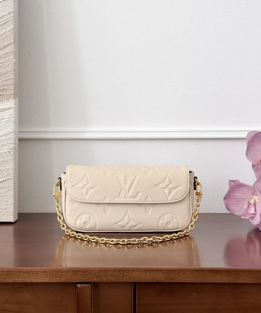Молочная сумка Pochette Ivy с золотистой цепочкой, вид спереди