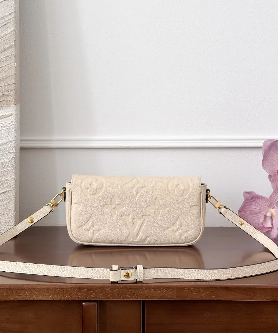Молочная сумка Pochette Ivy с кожаным ремнем, вид спереди