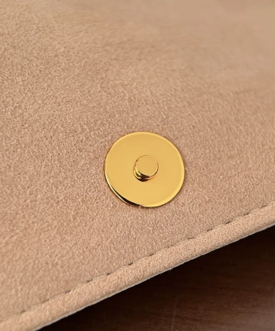 Магнитная застежка на внутренней стороне клапана