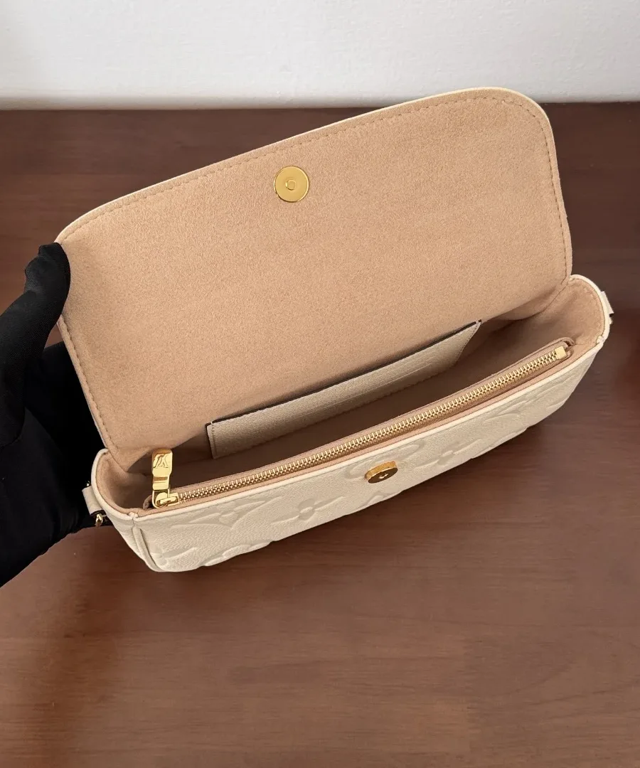 Открытая сумка Pochette Ivy, демонстрирующая внутреннее отделение и карманы