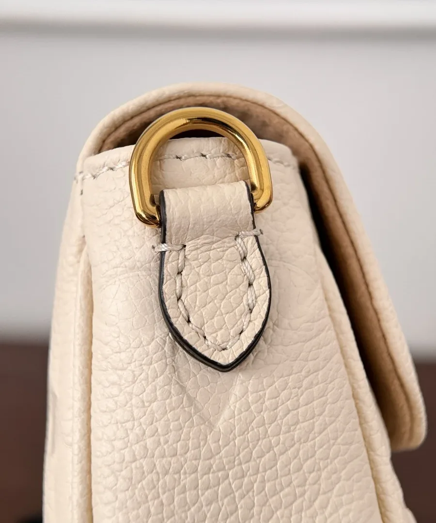 Деталь крепления ремня на сумке Pochette Ivy