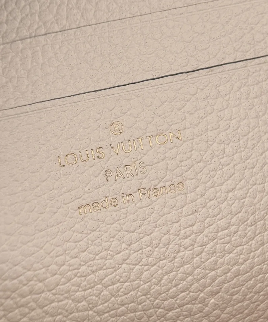 Тисненый логотип Louis Vuitton Paris на внутренней стороне клапана