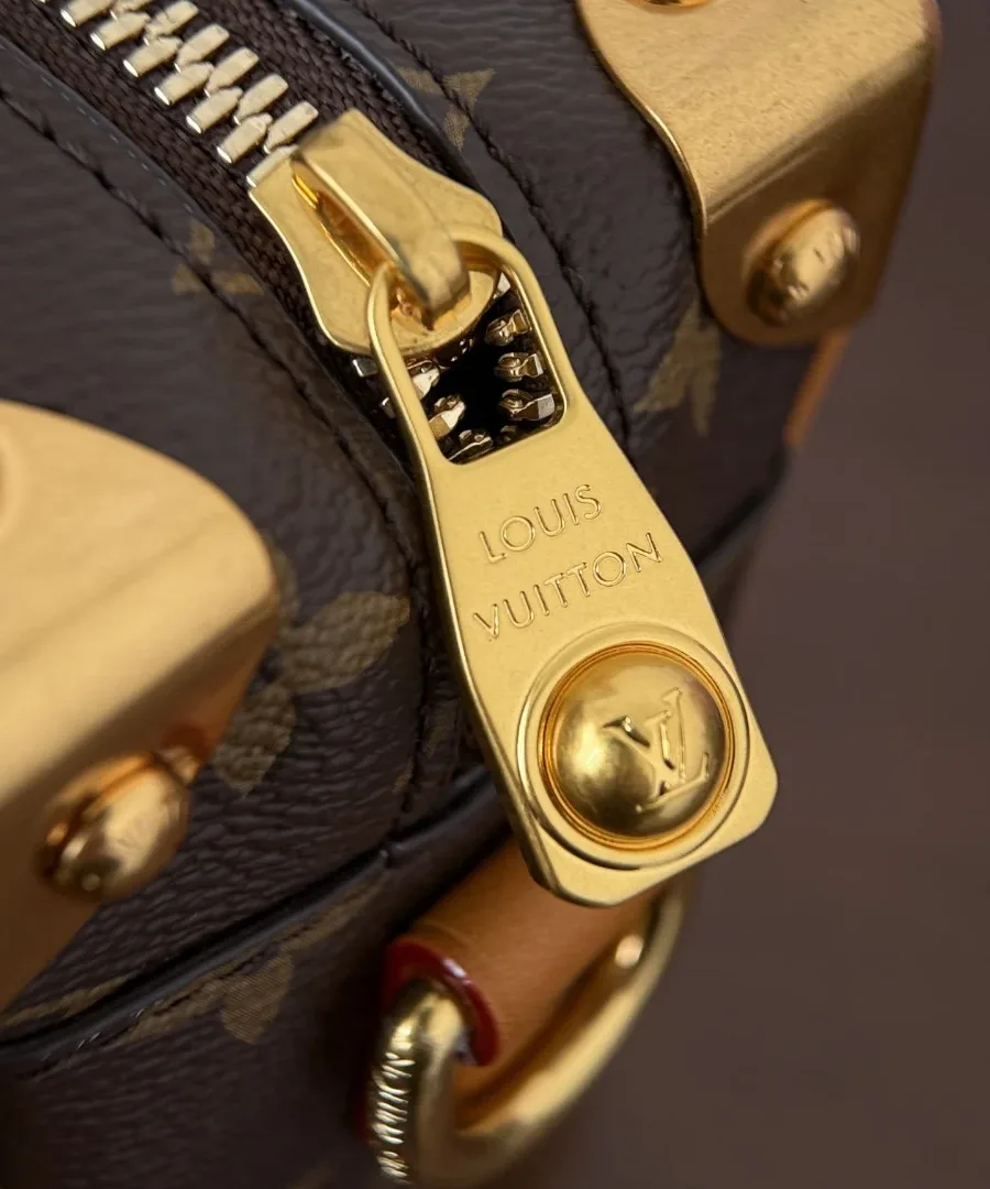 Крупный план молнии и металлического уголка сумки Louis Vuitton