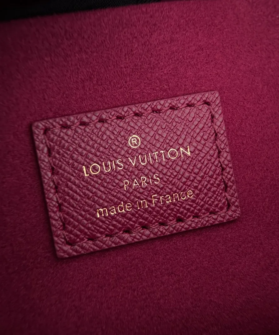 Крупный план кожаной нашивки с тиснением Louis Vuitton Paris внутри сумки