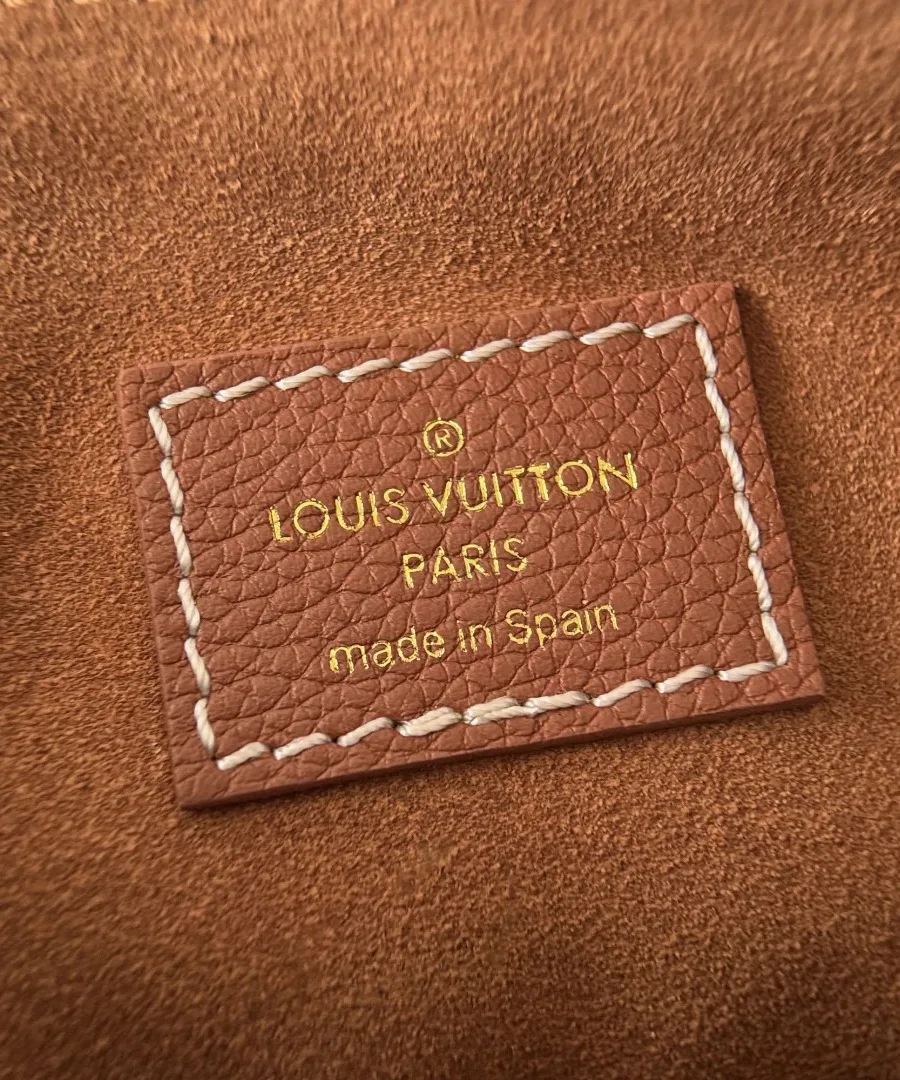 Внутренний кожаный ярлык с тиснением Louis Vuitton Paris made in Spain