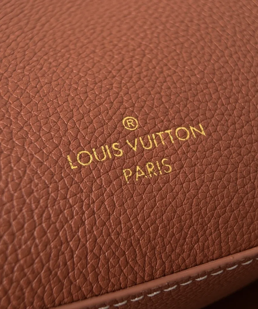 Тисненый золотистый логотип Louis Vuitton Paris на коричневой коже