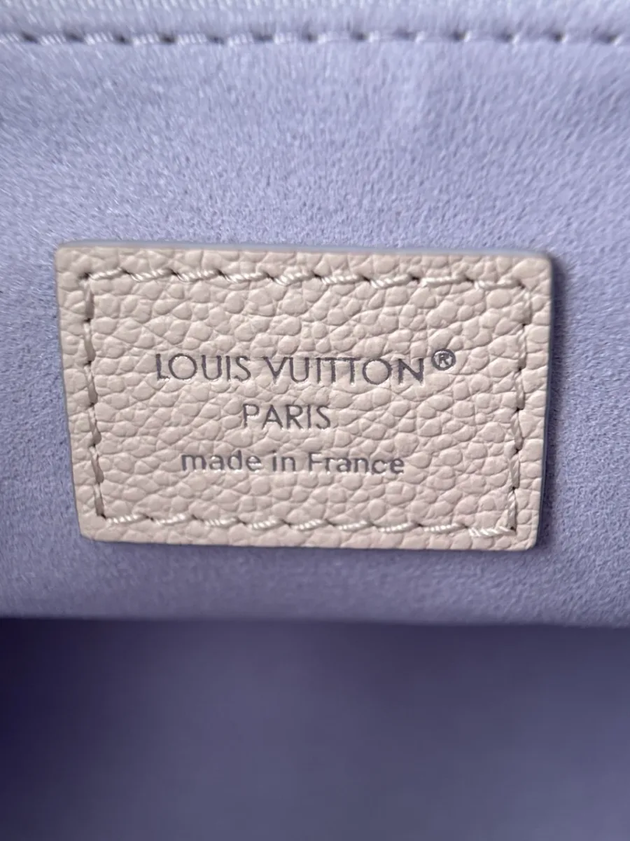Кожаная нашивка с тиснением Louis Vuitton Paris внутри сумки