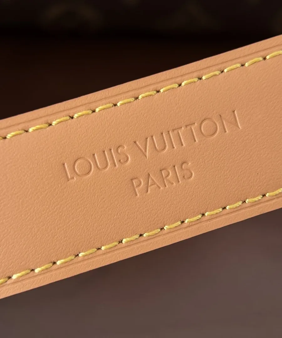 Тиснение Louis Vuitton Paris на кожаном плечевом ремне