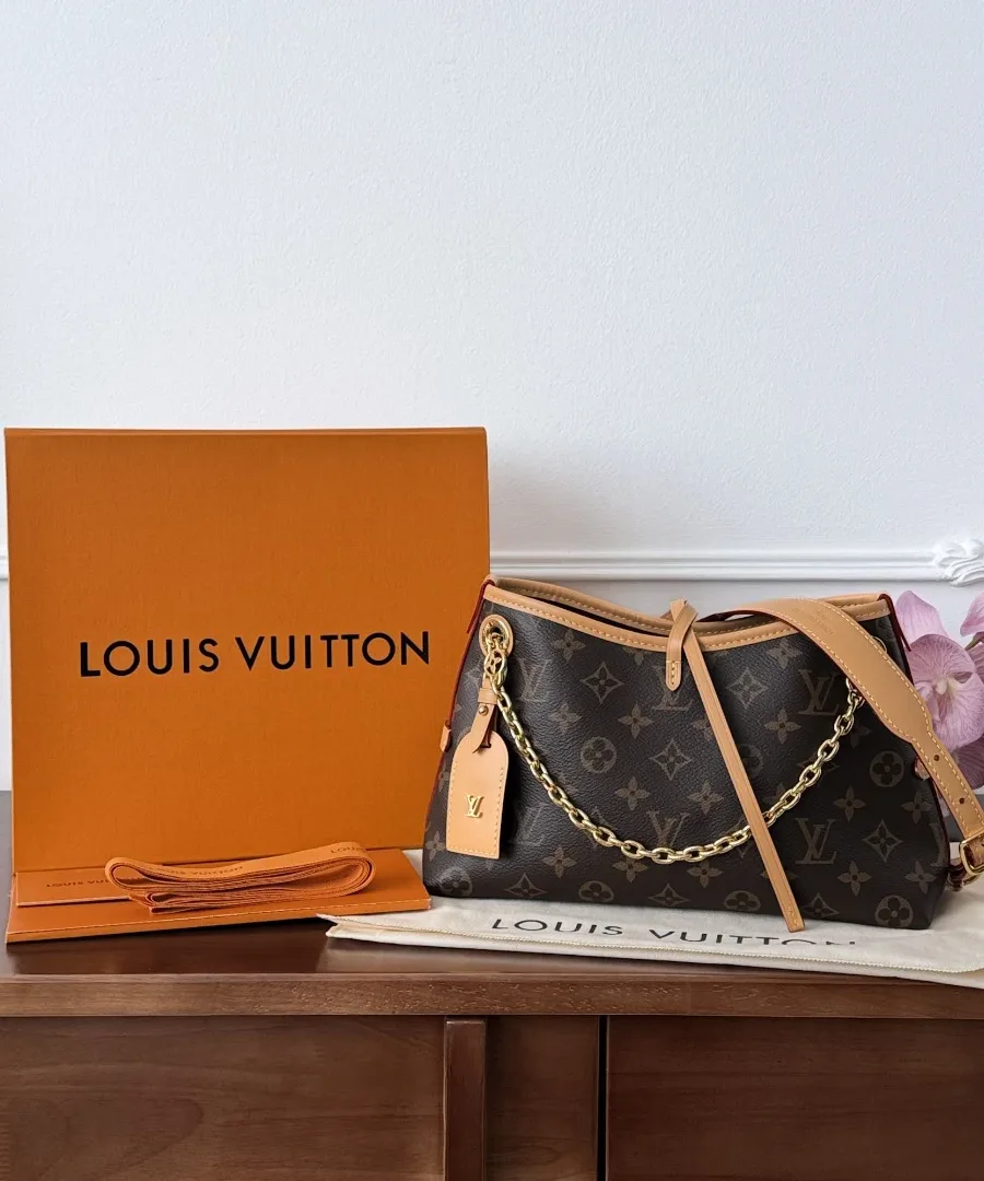 Сумка Louis Vuitton Carryall BB рядом с фирменной оранжевой коробкой