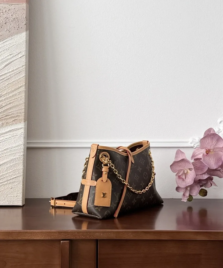 Сумка Louis Vuitton Carryall BB Monogram, вид сбоку