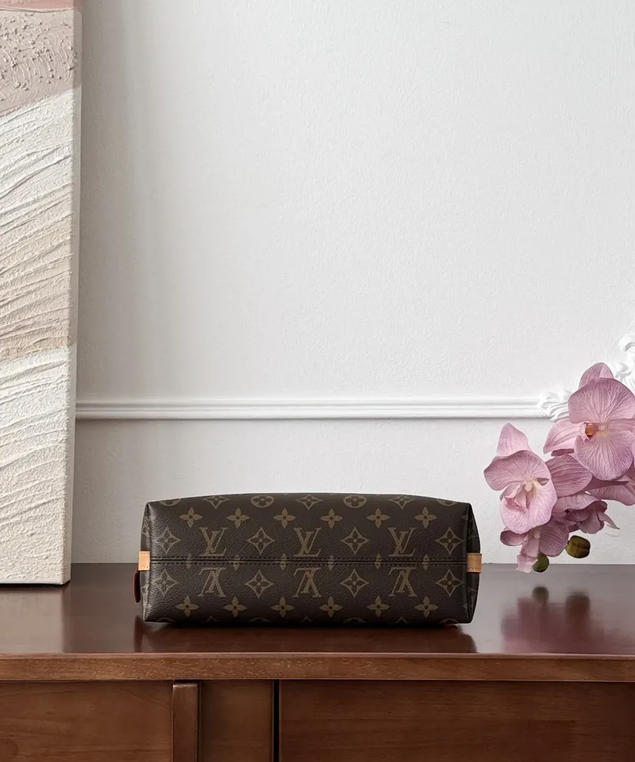 Нижняя часть сумки Louis Vuitton Carryall BB из канвы Monogram