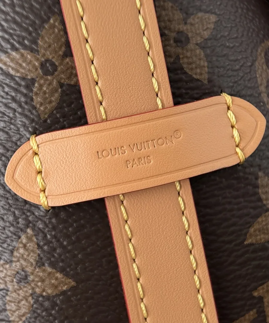 Кожаная завязка сумки с тиснением Louis Vuitton Paris