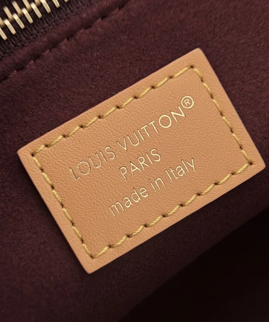 Внутренняя кожаная нашивка с золотистым тиснением Louis Vuitton Paris