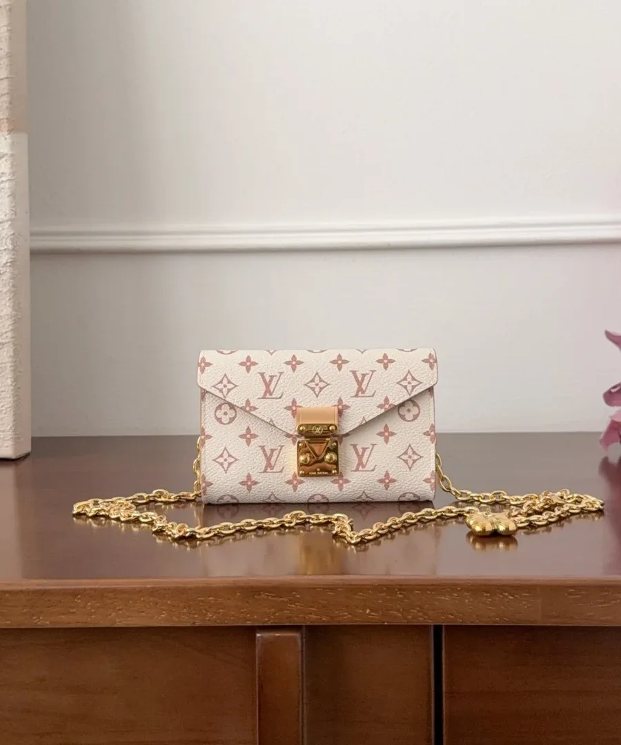 Микро-сумка Louis Vuitton Pochette Metis бежевого цвета с розовым узором Monogram на цепочке, вид спереди