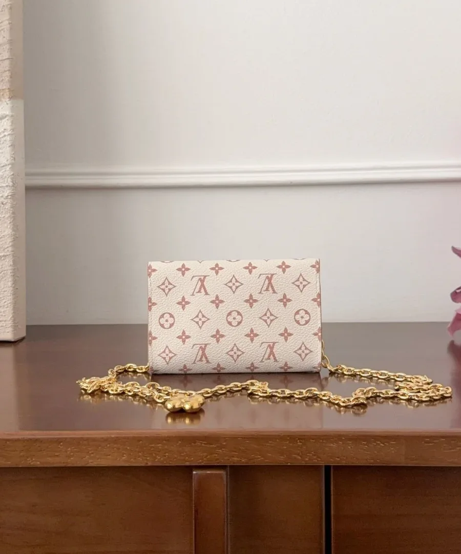 Микро-сумка Louis Vuitton Pochette Metis бежевого цвета с розовым узором Monogram, вид сзади