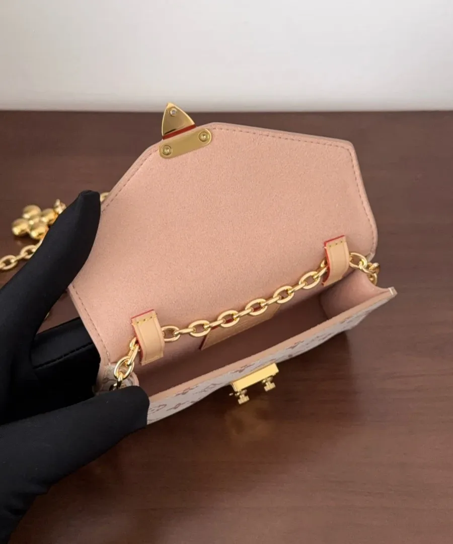 Открытая микро-сумка Louis Vuitton Pochette Metis, вид изнутри