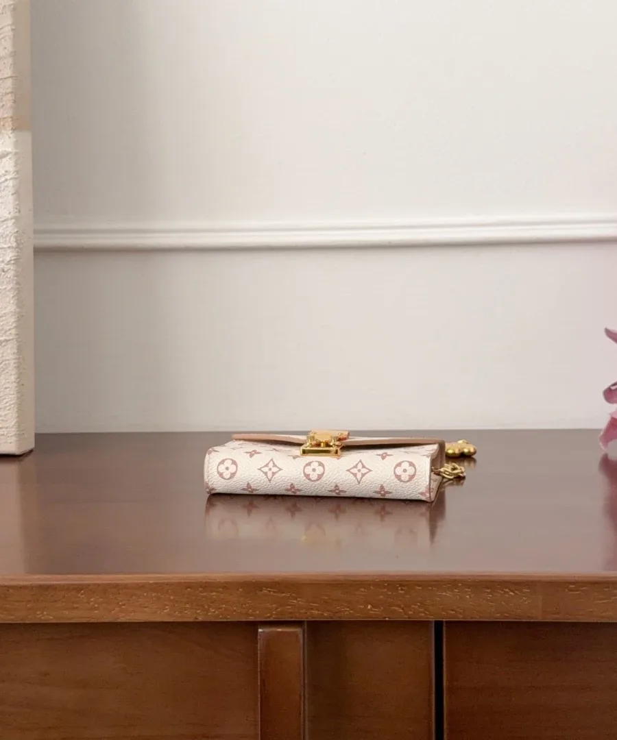 Микро-сумка Louis Vuitton Pochette Metis, вид снизу