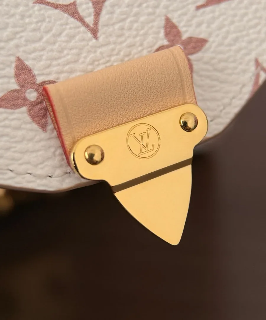 Крупный план золотистого замка S-lock на клапане микро-сумки Louis Vuitton