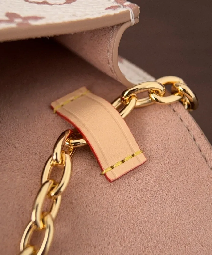 Деталь крепления золотистой цепочки внутри микро-сумки Louis Vuitton