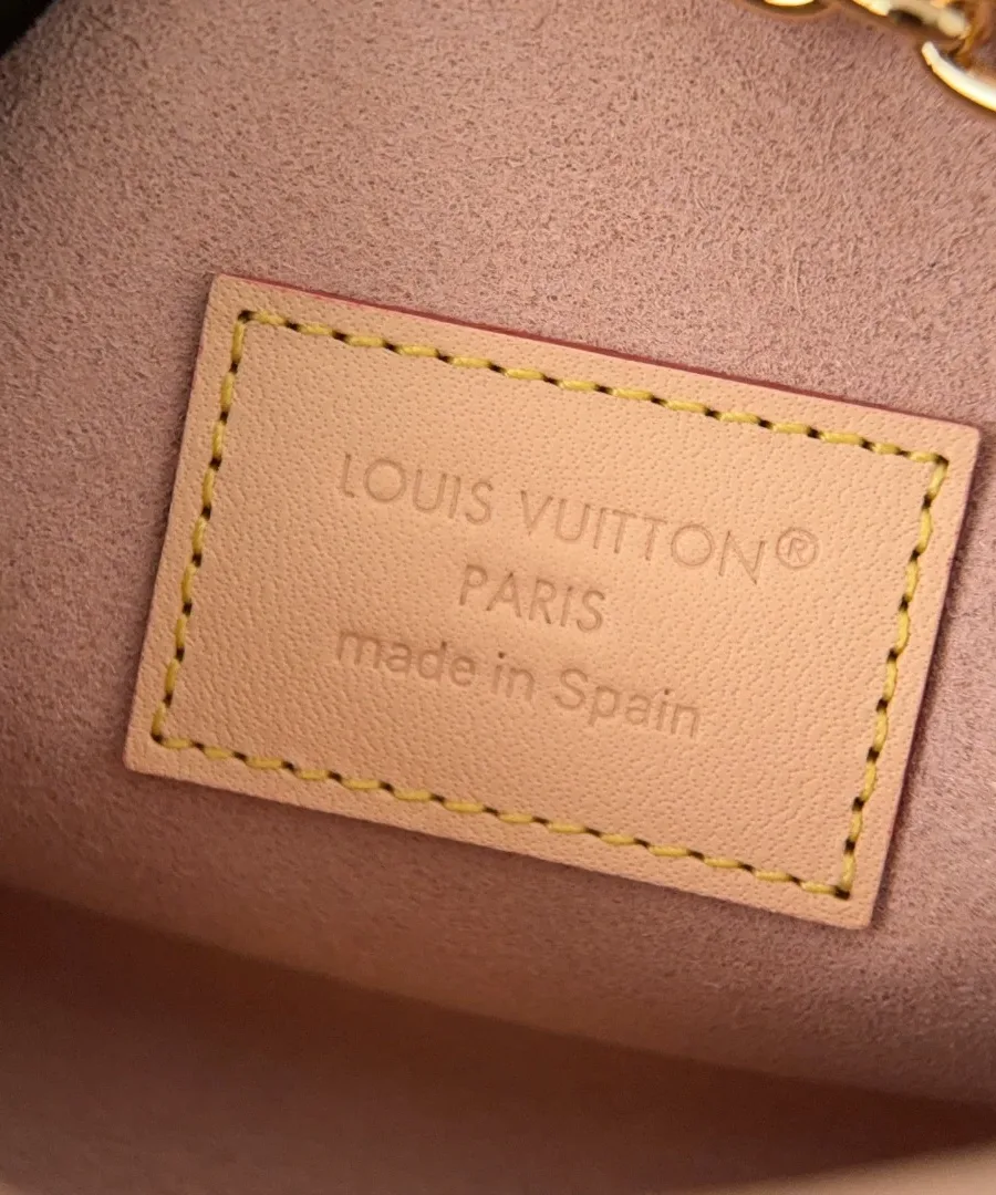 Кожаная нашивка с тиснением Louis Vuitton Paris made in Spain внутри сумки