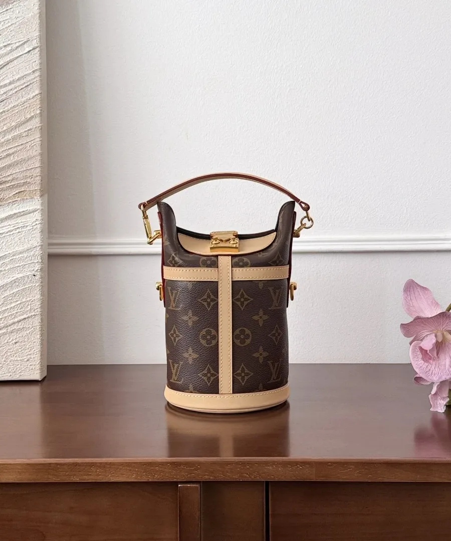 Коричневая сумка-ведро Louis Vuitton Duffle на деревянном столе, вид спереди