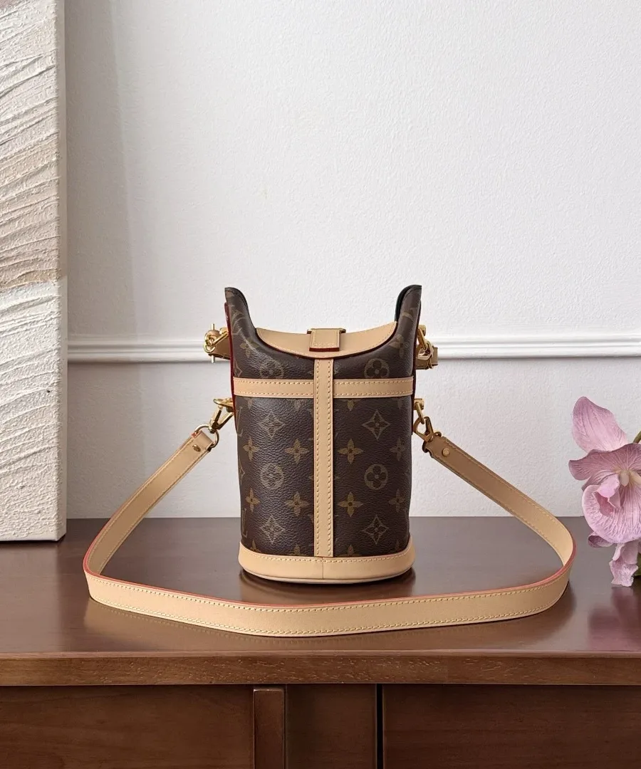 Коричневая сумка Louis Vuitton Duffle с прикрепленным кожаным ремнем