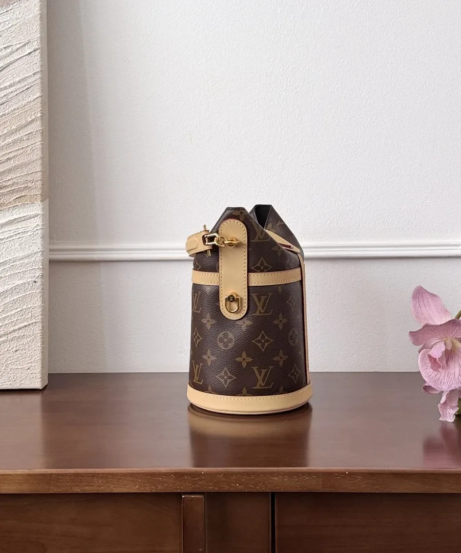 Вид сбоку на сумку Louis Vuitton Duffle из канвы Monogram