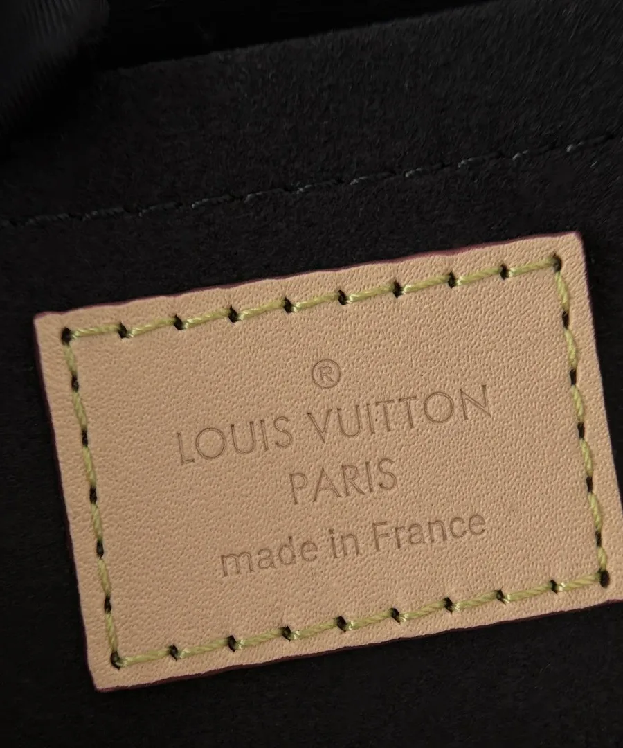 Кожаная нашивка с тиснением Louis Vuitton Paris made in France внутри сумки