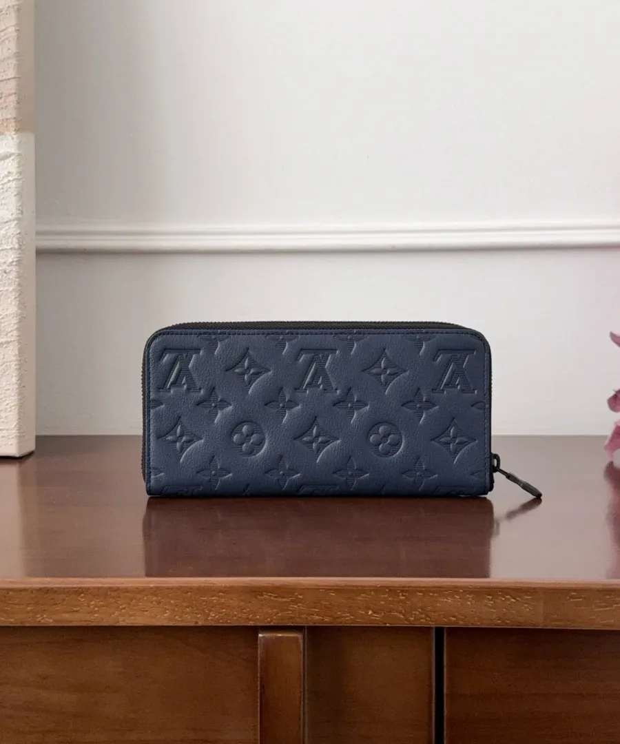 Темно-синий кожаный кошелек Louis Vuitton Zippy Horizontal с тиснением Monogram