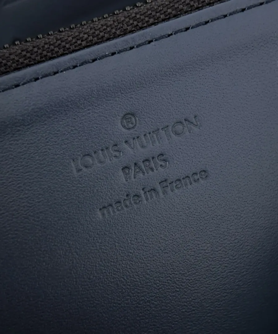 Тисненый логотип Louis Vuitton Paris made in France на внутренней кожаной отделке