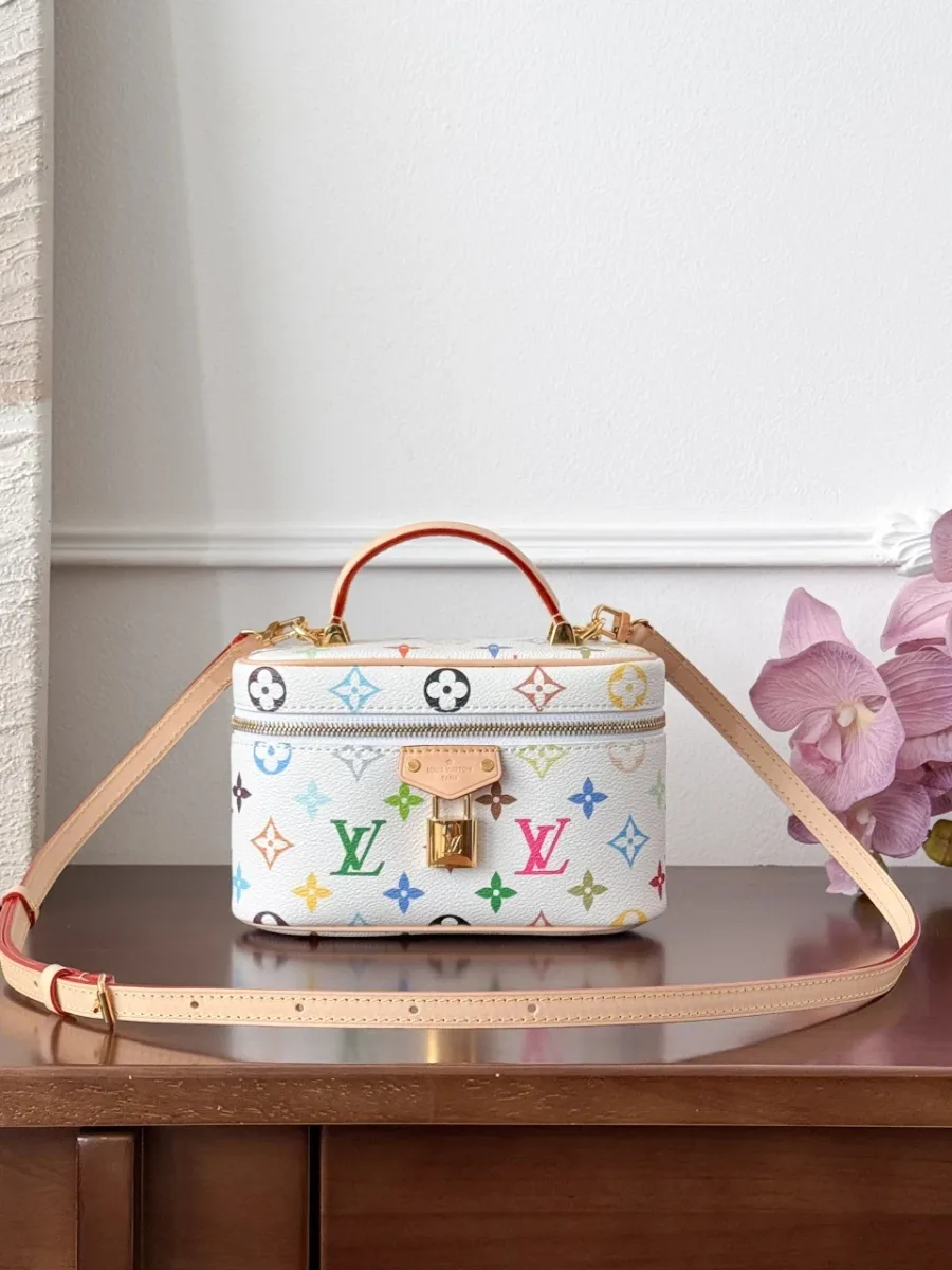 Белая сумка Vanity с разноцветным принтом Monogram, вид спереди с кожаным ремнем
