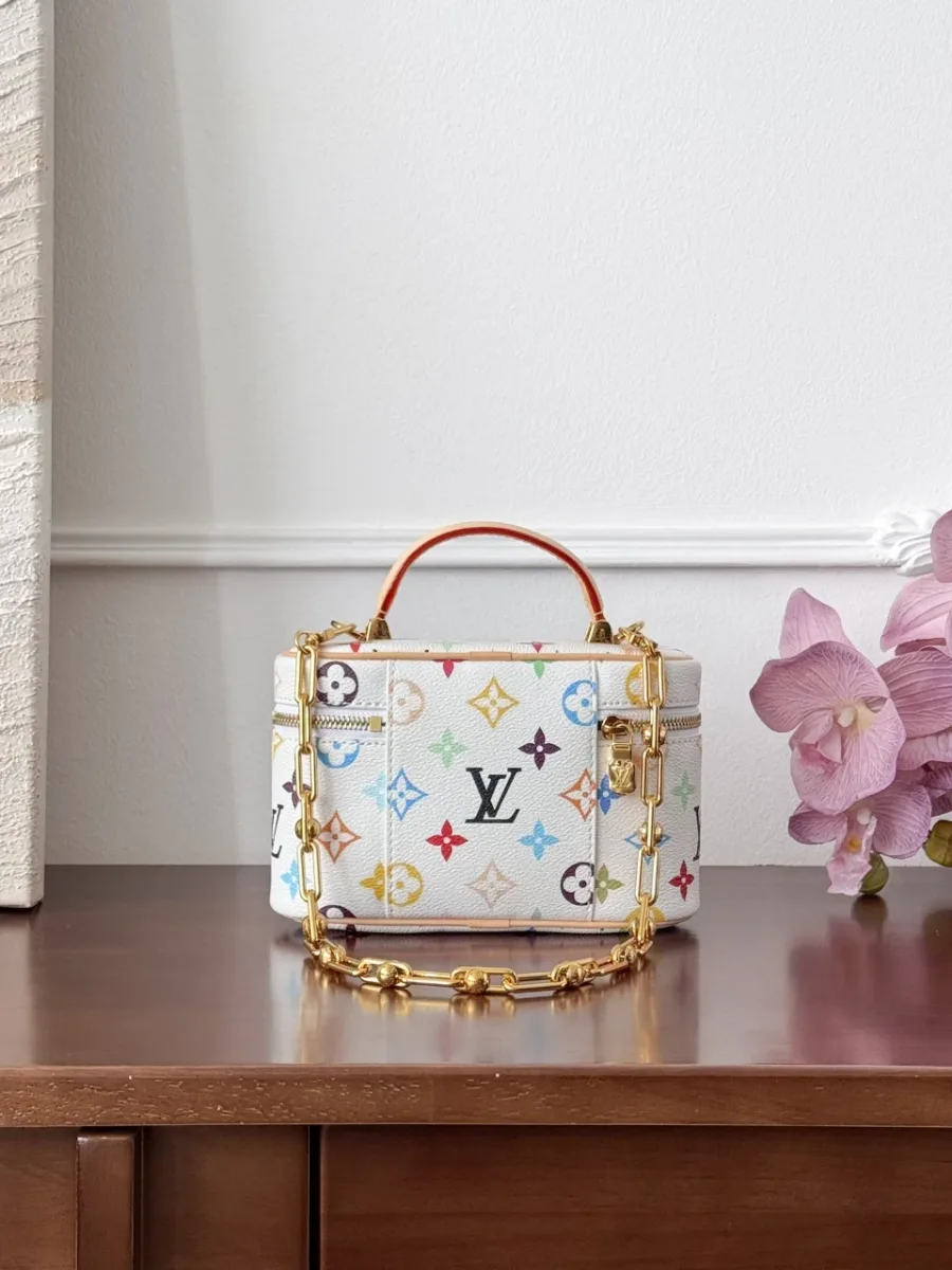 Белая сумка Vanity с разноцветным принтом Monogram, вид спереди с золотистой цепочкой