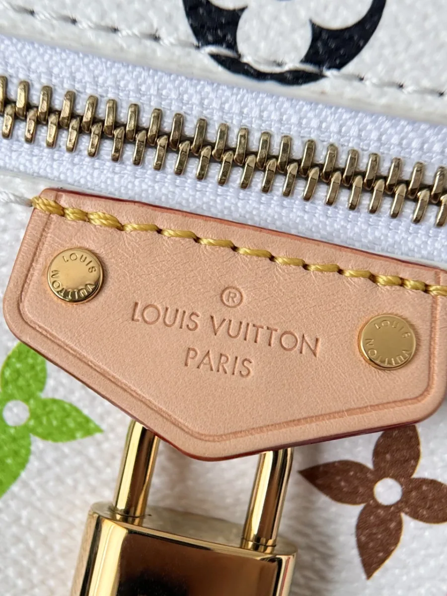 Крупный план кожаной нашивки с тиснением Louis Vuitton Paris и золотистого замка
