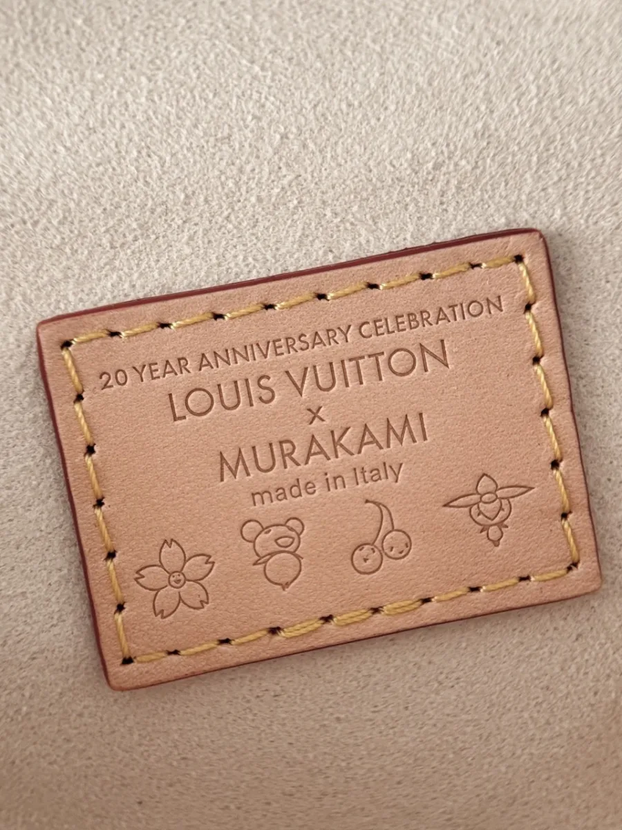 Крупный план внутренней кожаной нашивки Louis Vuitton x Murakami
