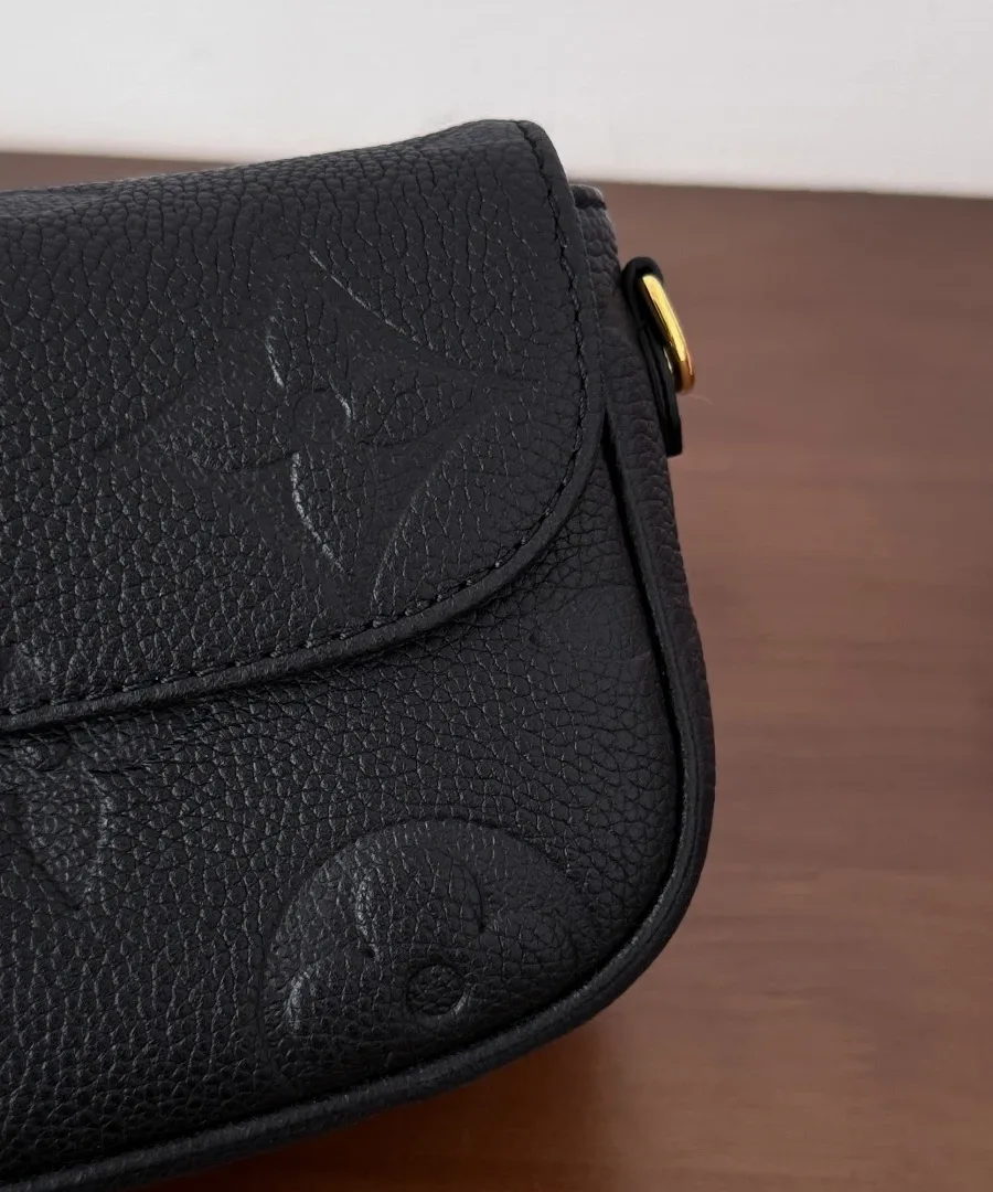 Крупный план клапана черной сумки Louis Vuitton Ivy с тисненым узором