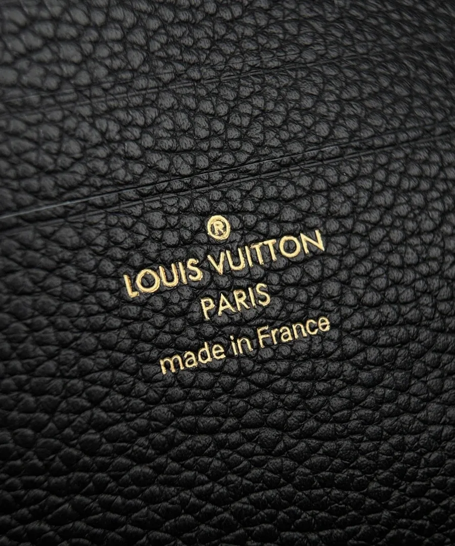 Золотистый тисненый логотип Louis Vuitton Paris на черной коже