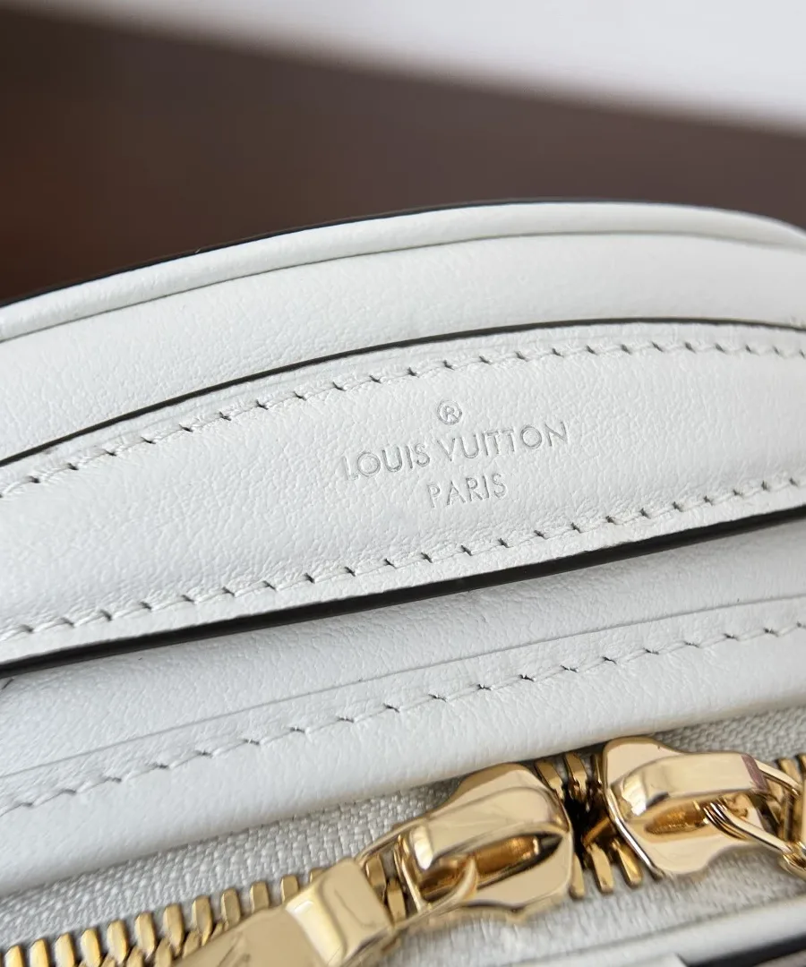 Крупный план верхней ручки с тиснением Louis Vuitton Paris