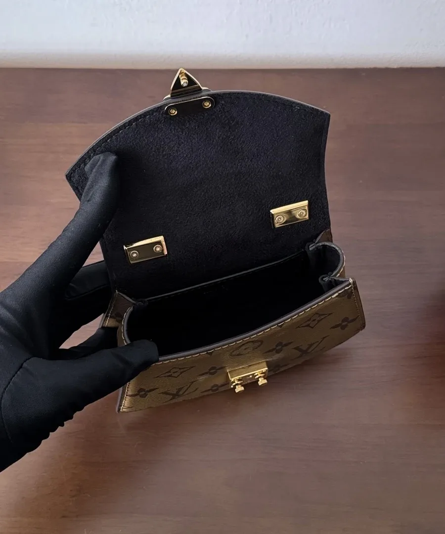 Открытая сумка Louis Vuitton Pico Tilsitt, вид сверху на внутреннее отделение