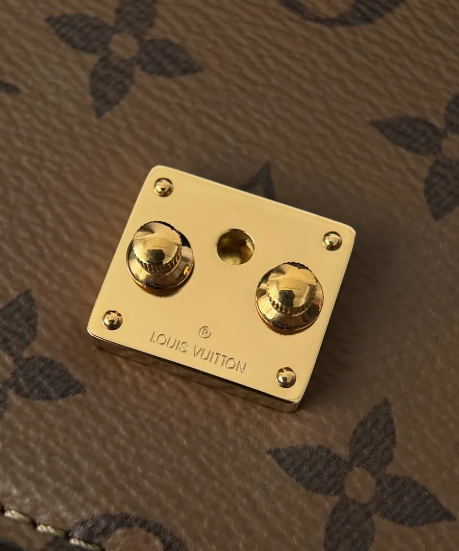 Золотистая металлическая пластина замка S-lock с гравировкой Louis Vuitton