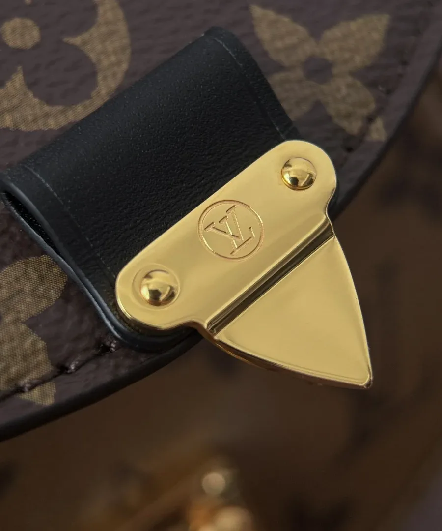 Золотистая застежка замка S-lock на клапане сумки Louis Vuitton Pico Tilsitt