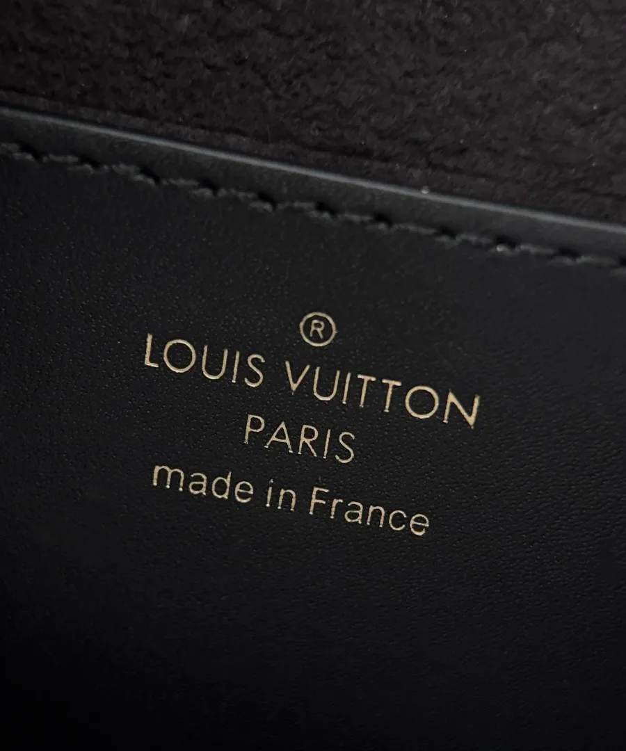Золотистое тиснение Louis Vuitton Paris made in France на внутренней кожаной отделке