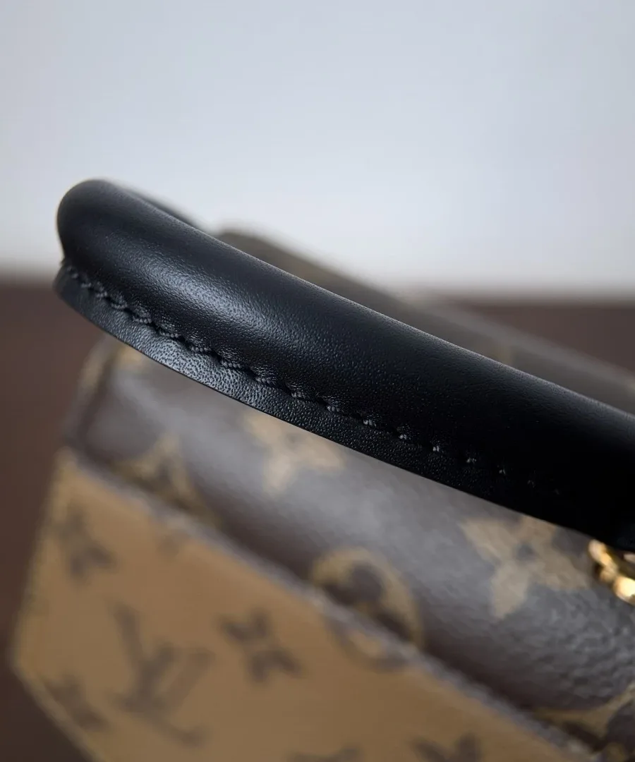 Крупный план черной кожаной ручки сумки Louis Vuitton Pico Tilsitt
