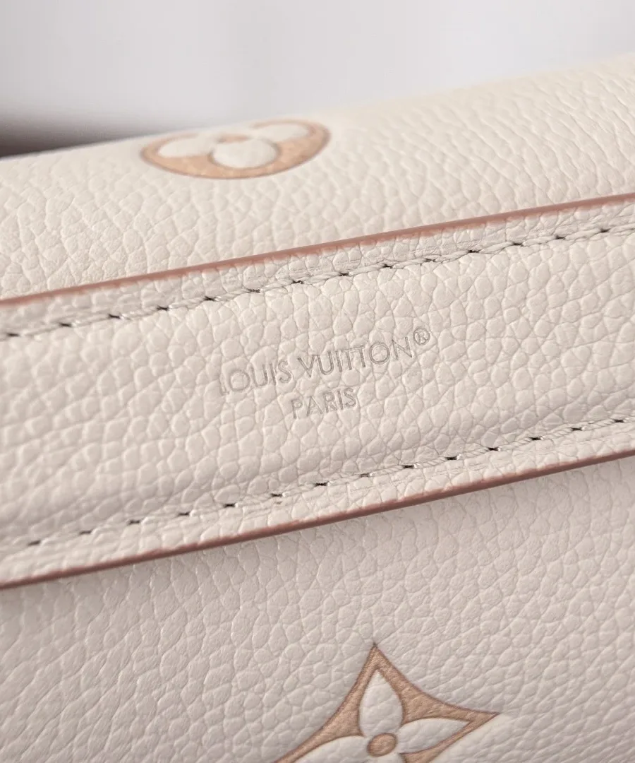 Тиснение Louis Vuitton Paris на верхней ручке сумки