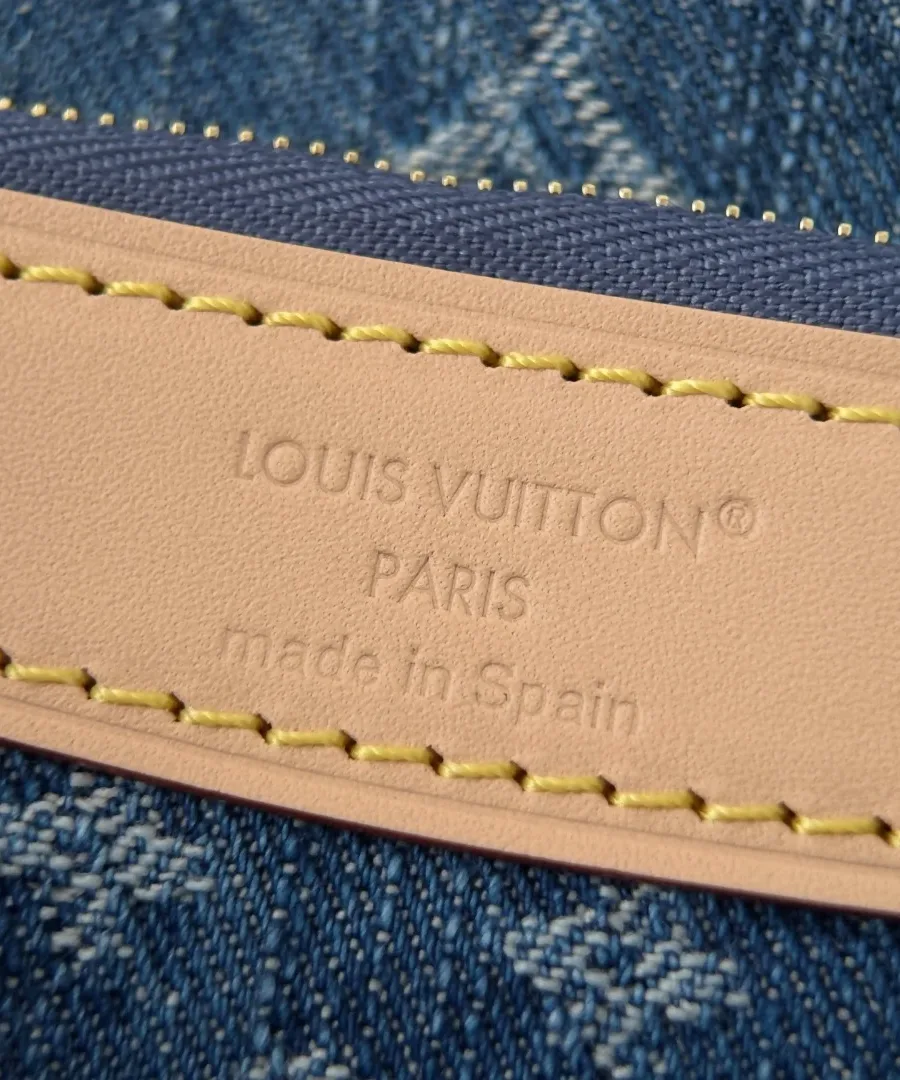 Тиснение Louis Vuitton Paris made in Spain на кожаной нашивке внутри