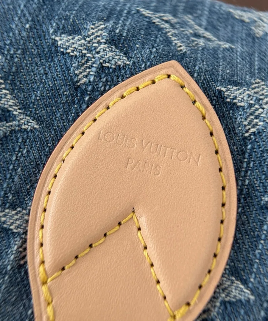 Крупный план кожаной детали с тиснением Louis Vuitton Paris