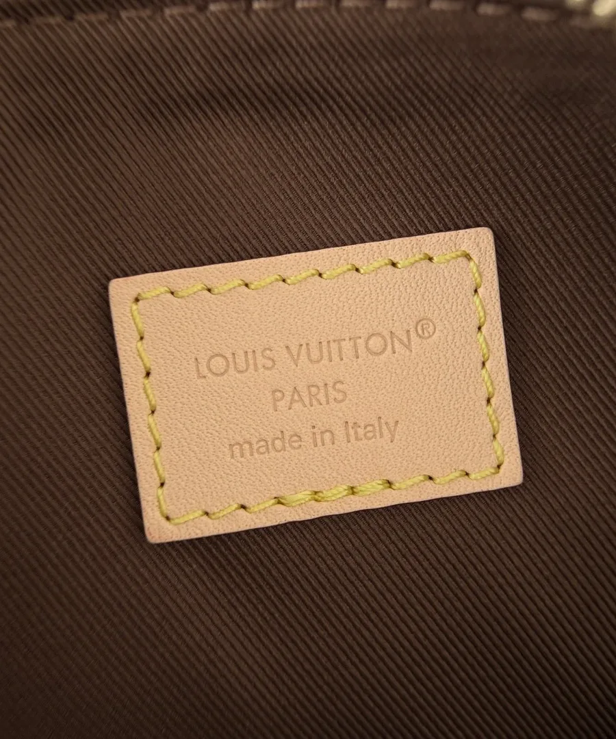 Кожаная нашивка с тиснением Louis Vuitton Paris внутри сумки