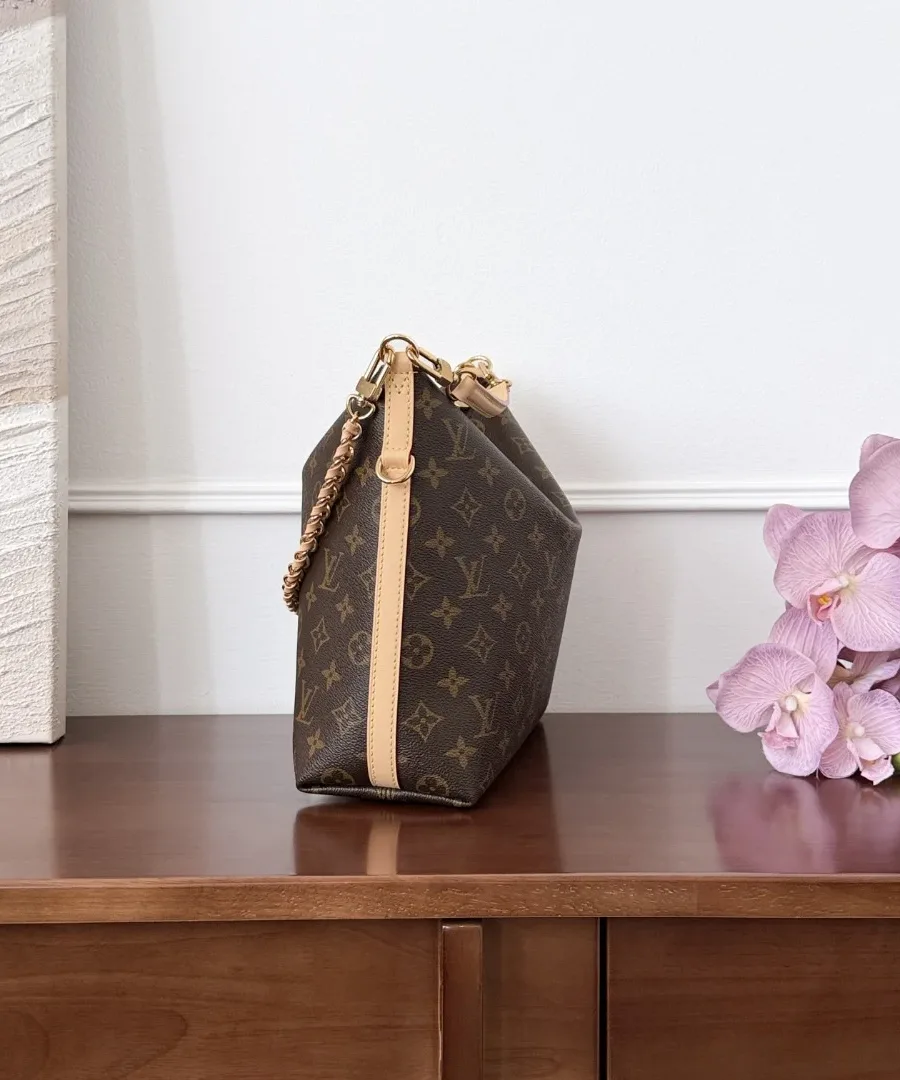 Коричневая сумка-хобо Louis Vuitton Monogram, вид сбоку