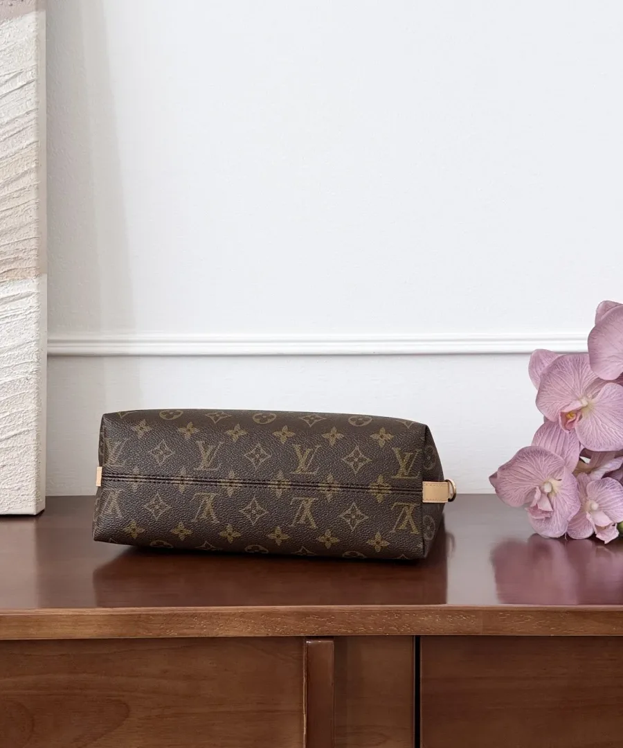 Дно коричневой сумки-хобо Louis Vuitton Monogram, вид снизу