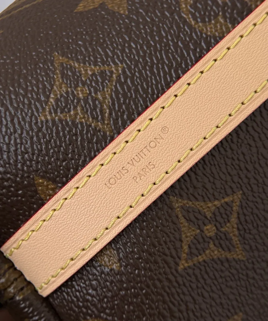 Тиснение логотипа Louis Vuitton Paris на кожаном ремне